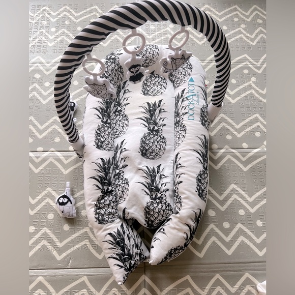 Dockatot + extra Case + hanging toys - Picture 3 of 8